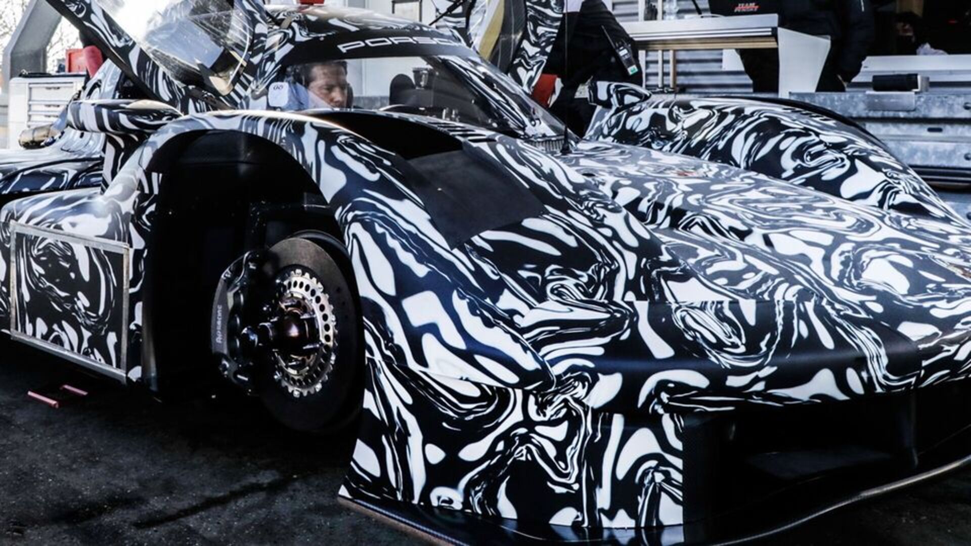 ポルシェのLMDhマシンが初走行！ 2023年のデビューに向けて本格